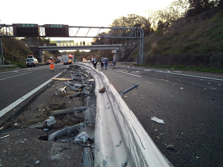 東名阪自動車道で3人が死亡、1人が重体となった事故現場=27日午前、三重県亀山市(中日本高速道路提供)