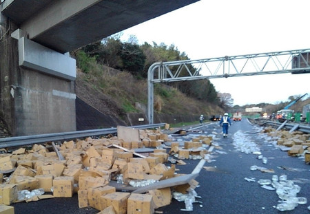 東名阪自動車道で３人が死亡、１人が重体となった事故現場＝２７日午前、三重県亀山市（中日本高速道路提供）