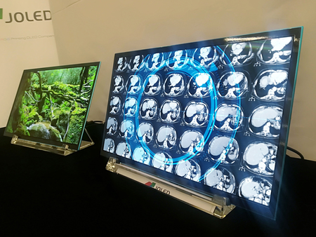 ＪＯＬＥＤが開発した「印刷方式」による有機ＥＬパネルを使用したモニター＝２０１７年１２月、東京都中央区