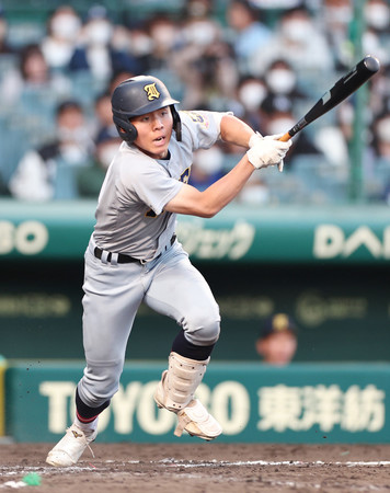 8回表仙台育英2死二、三塁、2点適時打を放つ浜田=28日、甲子園