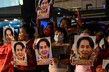 ミャンマーの民主化指導者アウンサンスーチー氏のポスターを掲げる国民民主連盟(NLD)の支持者ら=2020年11月、ヤンゴン(AFP時事)
