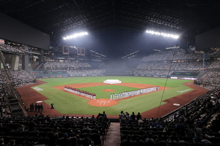 新球場で開幕し、整列する日本ハムと楽天の選手ら＝３０日、エスコンフィールド北海道