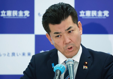 記者会見する立憲民主党の泉健太代表=31日午前、東京・永田町の衆院議員会館
