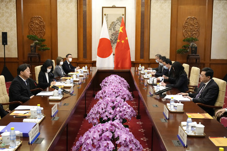 中国の秦剛国務委員兼外相(右端)と会談する林芳正外相(左端)=2日、北京の釣魚台迎賓館(代表撮影・時事)