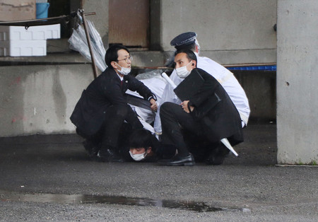 爆発物とみられる物を投げ込み、取り押さえられた木村隆二容疑者=15日午前、和歌山市内