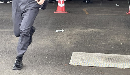 岸田文雄首相の遊説中に投げ込まれたとみられる筒状の物体。投げ込まれた後、大きな爆発音がした=15日午前、和歌山市内