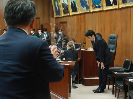 衆院法務委員会で入管難民法改正案の可決後、一礼する斎藤健法相(右)=28日午後、国会内