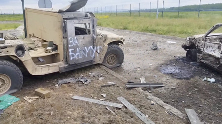 ウクライナと国境を接するロシア西部ベルゴロド州で、破壊された車両=23日、ロシア国防省公表の映像より(EPA時事)