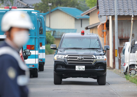 身柄を確保された男を乗せたとみられる車＝２６日午前４時４８分、長野県中野市江部