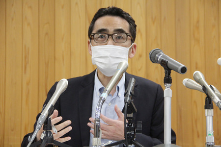 記者会見する長野県警の小山巌本部長=26日午後、長野市