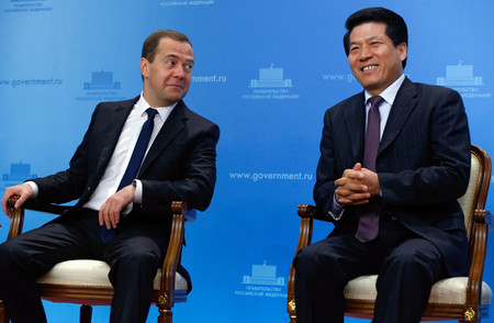 中国政府の李輝ユーラシア事務特別代表（右）とロシアのメドベージェフ前大統領＝２０１５年６月、モスクワ（ＥＰＡ時事）