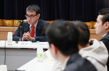 政府の「AI戦略会議」第2回会合で発言する河野太郎デジタル相(左)=26日午後、東京・永田町