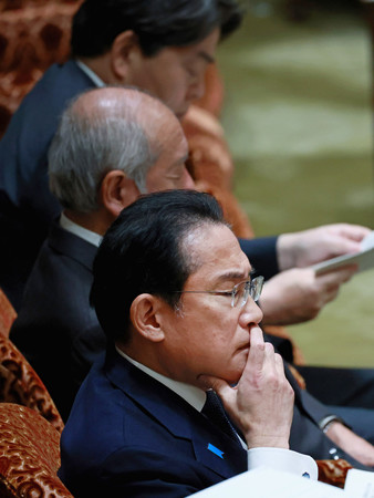 参院予算委員会で、長男の翔太郎秘書官に関する質問を聞く岸田文雄首相(手前)=26日午後、国会内