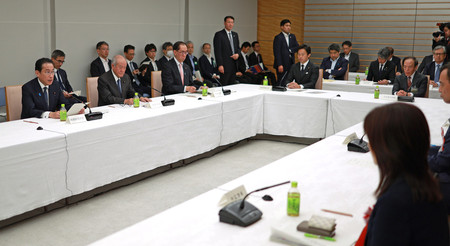 経済財政諮問会議で発言する岸田文雄首相（左端）＝２６日午後、首相官邸