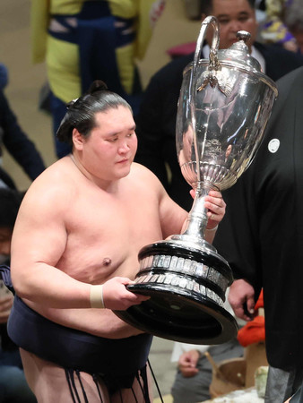 賜杯を手にする照ノ富士=28日、東京・両国国技館