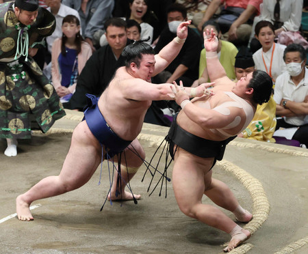 十両の優勝決定戦、落合(右)を攻める豪ノ山。そのまま押し出して優勝を決めた=28日、東京・両国国技館