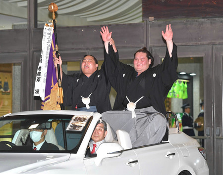 オープンカーの上で万歳する照ノ富士(右)。左は翠富士=東京・両国国技館(代表撮影)