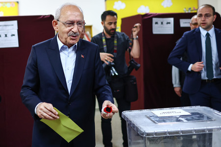 28日、アンカラで投票に訪れたトルコ大統領選の野党統一候補クルチダルオール氏(EPA時事)