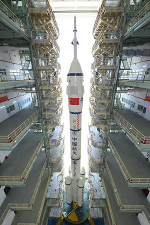 中国北西部の酒泉衛星発射センターに設置された宇宙船「神舟１６号」＝２２日（ＡＦＰ時事）