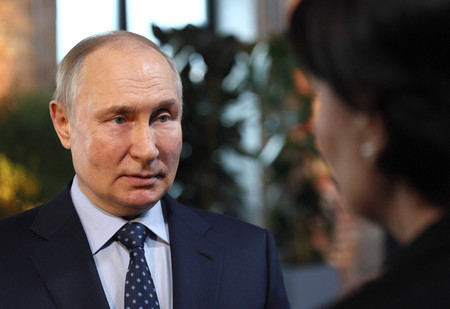３０日、モスクワで、ドローン攻撃に関する質問に答えるロシアのプーチン大統領（ＡＦＰ時事）