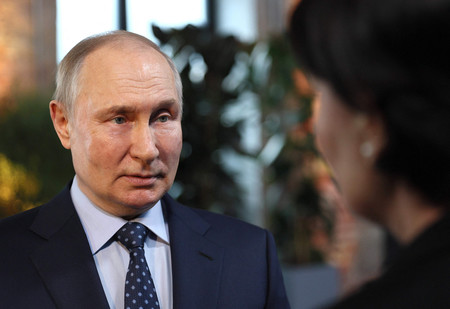 30日、モスクワで、ドローン攻撃に関する質問に答えるロシアのプーチン大統領(AFP時事)
