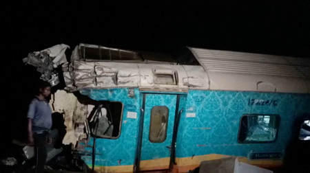 2日、インド東部オディシャ州バラソール地区で起きた列車衝突事故で損傷した車両(現場を撮影した動画より)(ロイター時事)