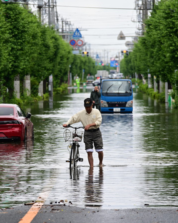 冠水して通行止めになった道路=3日午前、埼玉県越谷市