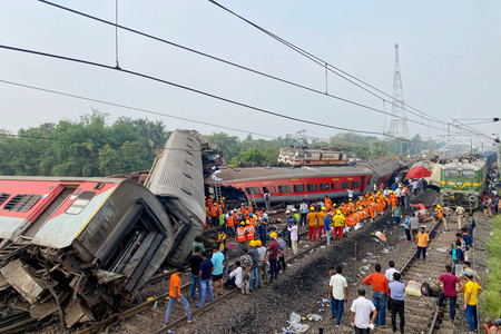 ３日、インド東部オディシャ州バラソール地区で起きた列車衝突事故で生存者の捜索活動に当たる救助隊員ら（ＡＦＰ時事）
