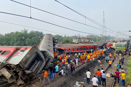 3日、インド東部オディシャ州バラソール地区で起きた列車衝突事故で生存者の捜索活動に当たる救助隊員ら(AFP時事)