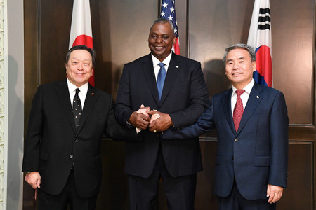 日米韓防衛相会談に臨む(左から)浜田靖一防衛相、米国のオースティン国防長官、韓国の李鐘燮国防相=3日、シンガポール(防衛省提供)