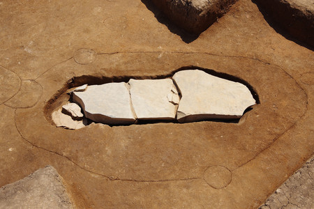 吉野ケ里遺跡で発見された石棺墓（佐賀県提供）