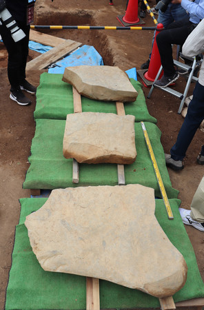 吉野ケ里遺跡の石棺墓から取り外された石のふた=5日午前、佐賀県吉野ケ里町