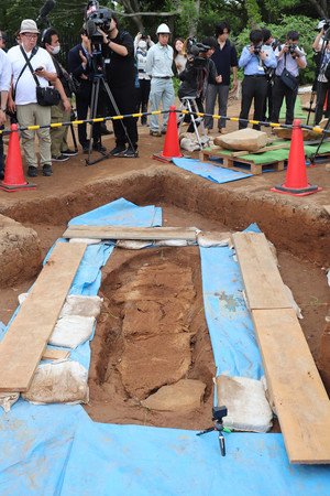 吉野ケ里遺跡で石のふたを取った後の石棺墓=5日午前、佐賀県吉野ケ里町