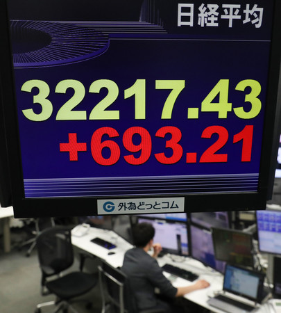 終値でバブル崩壊後の最高値を更新した日経平均株価を示すモニター＝５日午後、東京都港区の外為どっとコム