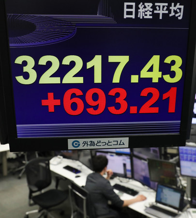 終値でバブル崩壊後の最高値を更新した日経平均株価を示すモニター=5日午後、東京都港区の外為どっとコム