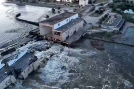 ウクライナのゼレンスキー大統領が６日にツイッターで公開した、破壊されて決壊した同国南部のダム（ＡＦＰ時事）