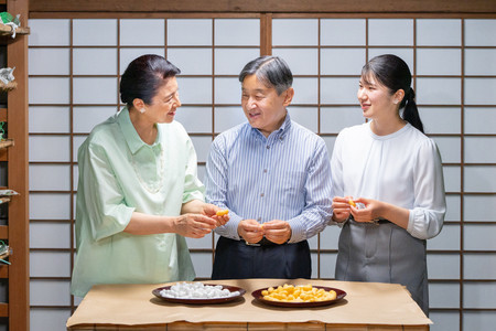 養蚕作業の「繭掻き」をされる天皇、皇后両陛下と長女愛子さま=5月30日午後、皇居・紅葉山御養蚕所(宮内庁提供)