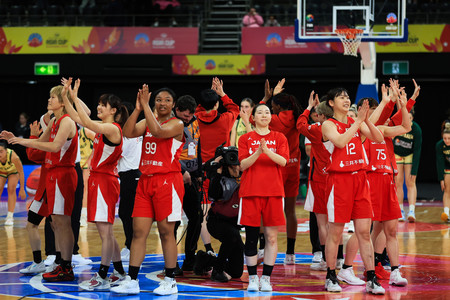 豪州を破り、喜ぶ日本チーム。4強入りと来年2月のパリ五輪最終予選進出を決めた=28日、シドニー(EPA時事)