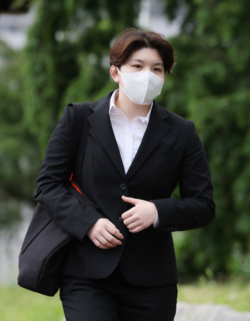 元陸上自衛隊員3人の初公判が開かれた福島地裁に向かう五ノ井里奈さん=29日午後、福島市