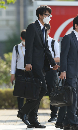 初公判を終え、福島地裁を出る、関根亮斗被告=29日午後、福島市
