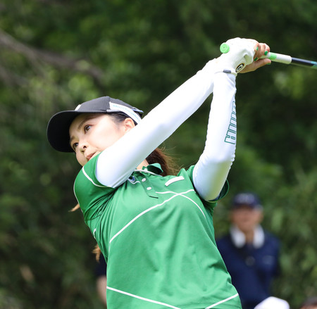 ティーショットを放つ菊地絵理香=8日、北海道・真駒内CC空沼