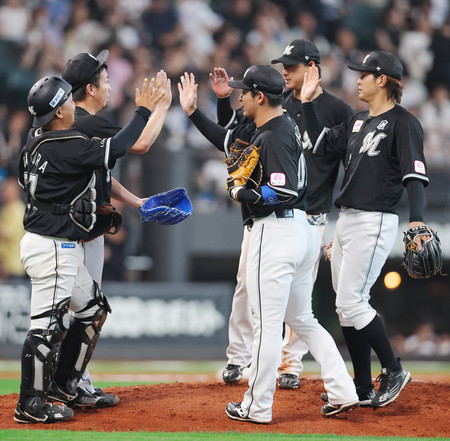 日本ハムに勝利し、喜ぶロッテナイン=8日、エスコンF