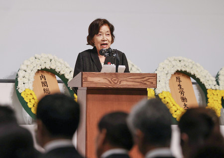 平和祈念式典で「平和への誓い」を読み上げる被爆者代表の工藤武子さん=9日午前、長崎市