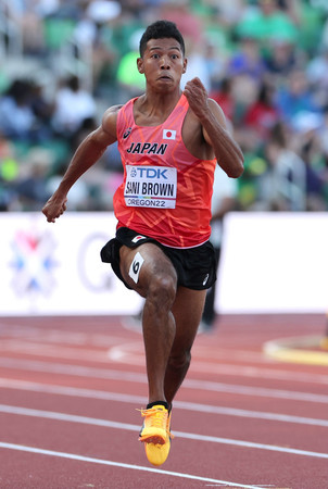 前回大会の男子１００メートル準決勝で力走するサニブラウン・ハキーム＝２０２２年７月、米オレゴン州ユージン