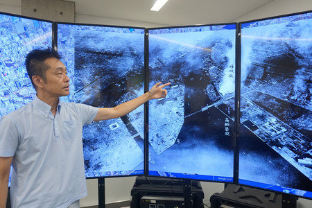 関東大震災の被災場所について説明する東京大大学院の渡邉英徳教授=11日、東京都文京区