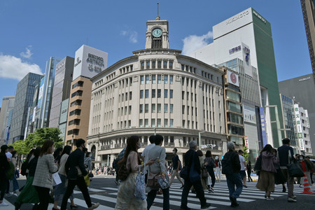 人々が行き交う銀座4丁目交差点=4月16日、東京都中央区
