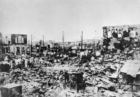 現銀座4丁目交差点付近の焼け跡(『東京市「東京震災録」』より)