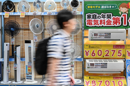 扇風機やエアコンが並ぶ家電販売店の店頭=東京都内(AFP時事)