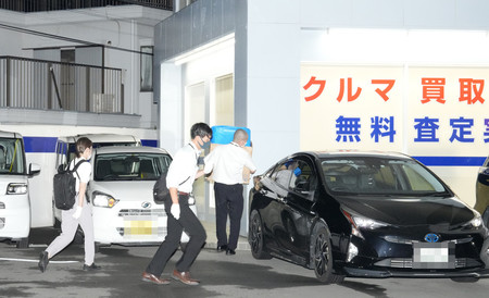 ビッグモーター平塚四之宮店に家宅捜索に入る神奈川県警の捜査員ら=6日夜、神奈川県平塚市(一部画像処理しています)