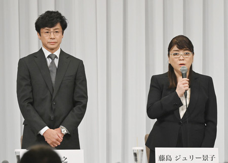 性加害問題で記者会見するジャニーズ事務所の藤島ジュリー景子氏(右)。左は新社長に就任した東山紀之氏=7日午後、東京都千代田区